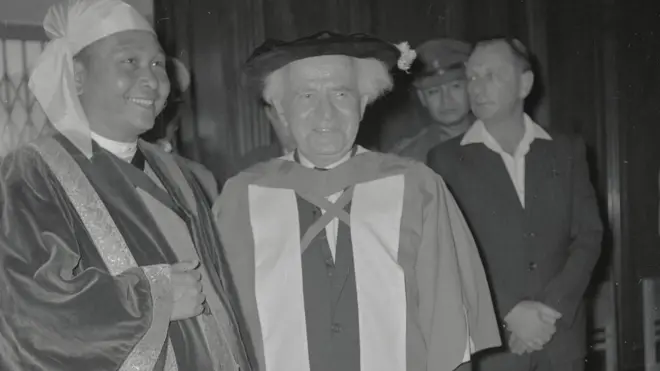 အစ္စရေးဝန်ကြီးချုပ် ဘန်ဂူရီယန်ကို တက္ကသိုလ်အဓိပတိဦးနု ပါရဂူဘွဲ့ပေးစဉ်က