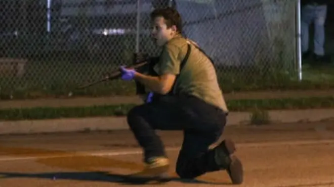 Imagen de un joven armado en las calles de Kenosha, Wisconsin, que los medios han identificado como Kyle Rittenhouse.