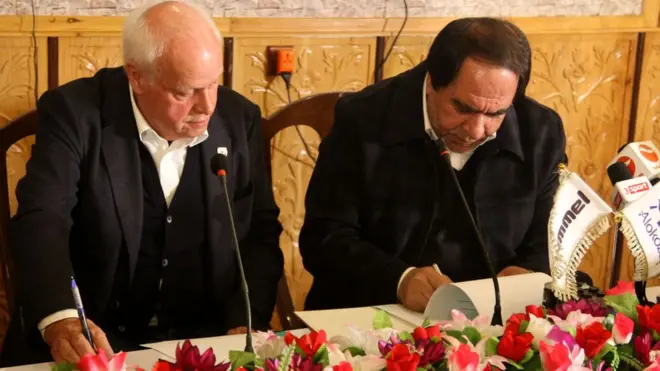 اوتو فیستر (چپ) سرمربی سوم خارجی در دو سال گذشته است.