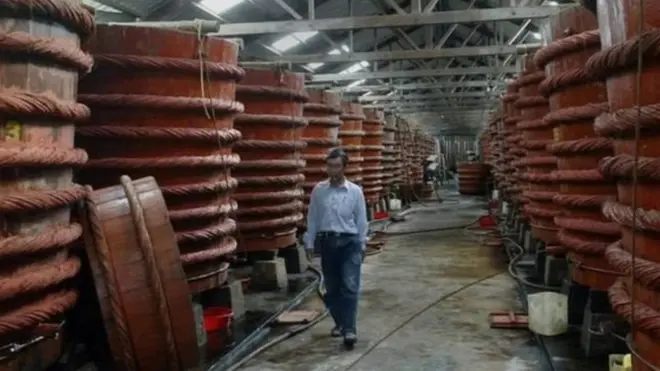 สภาพภายในโรงงานน้ำปลาแห่งหนึ่งในเวียดนาม (ภาพประกอบจากแฟ้มภาพ)