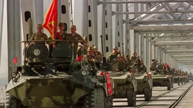 د شمېرو له مخې پخواني شوروي اتحاد پر افغانستان د یرغل پر مهال لږ تر لږه خپل ۱۵ زره عکسر بایللي وو او دا خونړۍ جګړه د شوروي اتحاد پر پاشل کېدو تمامه شوه.