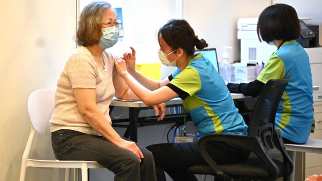 香港某社區疫苗接種點內一位老太太接受新冠疫苗注射（23/2/2021）