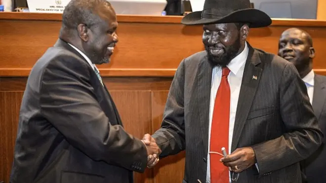 Après plusieurs mois d'intenses négociations le président Salva Kiir( chapeau) et son rival Riek Machar ont finalement accepté de former un gouvernement d'union nationale fin Février.