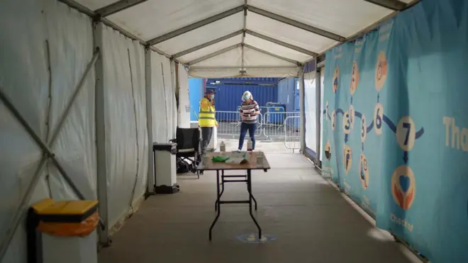 Bên trong cơ sở tiêm vaccine ở Stithians Showground, gần Falmouth, Anh Quốc