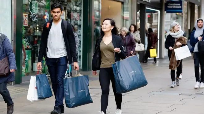 مكتب الإحصاءات الوطني في بريطانيا يقول إن الارتفاع في الأسعار كان ملحوظا بشكل خاص في الملابس الخارجية للنساء والرجال