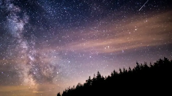 Кит Труман сфотографировал звездопад на фоне Млечного пути в Эксмуре на юго-западе Англии