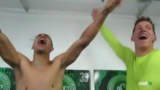 El club brasileño compartió el video de la celebración de los jugadores en el vestuario del estadio en Chapecó tras clasificar a la final de la Copa Sudamericana hace una semana.