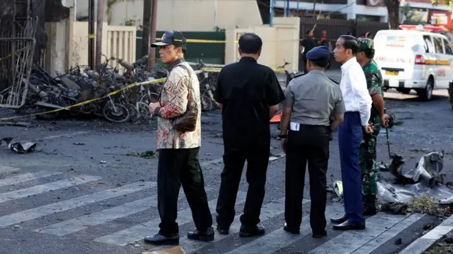 Tổng thống Indonesia Joko Widodo (áo trắng) đến hiện trường vụ đánh bom
