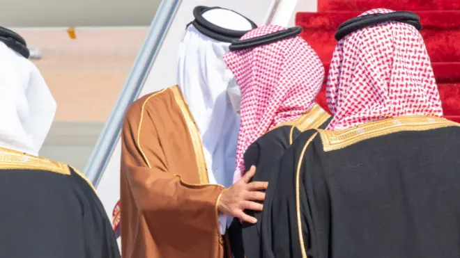 Qatar's Emir Sheikh Tamim bin Hamad Al Thani is greeted by Saudi Crown Prince Mohammed bin Salman on arrival in al-Ula, Saudi Arabia (5 January 2021)