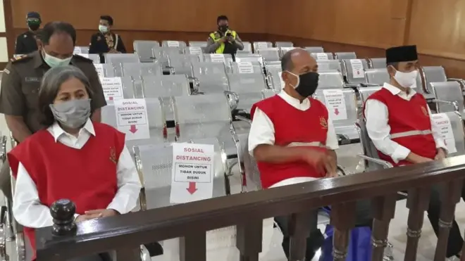 Vonis terhadap pimpinan Sunda Empire, yaitu Ki Ageng Ranggasasana, Raden Ratnaningrum, dan Nasri Banks ini lebih ringan dari tuntutan empat tahun pidana penjara oleh jaksa penuntut umum.