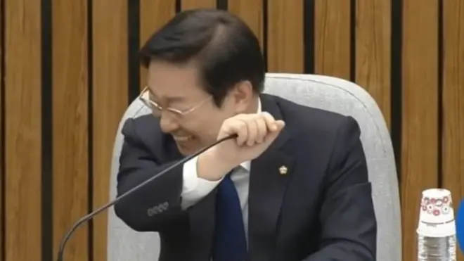 국회 청문회에서 갑자기 웃음을 터뜨려 눈길을 끌었던 박범계 법무부 장관