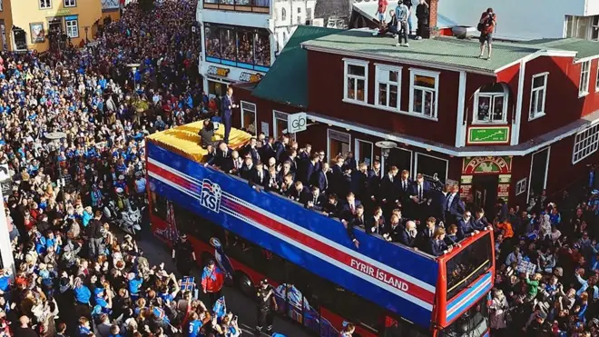 La selección nacional de fútbol de Islandia es vitoreada por los ciudadanos en Reykiavik