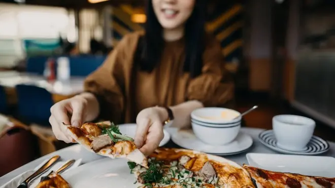 피자를 들고 있는 여성