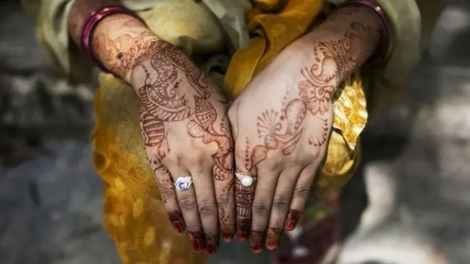 Perempuan India biasa menghias tangan dengan henna di hari pernikahan mereka.