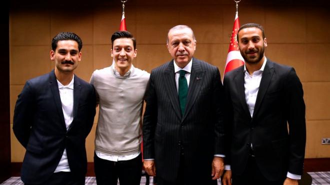 İlkay Gündoğan, Mesut Özil (soldan sağa) ve Averton'ın golcüsü Cenk Tosun Cumhurbaşkanı Erdoğan'la birlikte.