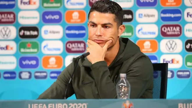 أبعد كريستيانو رونالدو زجاجتي كوكا كولا وحثّ الناس على شرب الماء