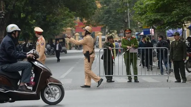 Bên ngoài phiên tòa xử nhà hoạt động Cấn Thị Thêu ở Hà Nội tháng 11/2016