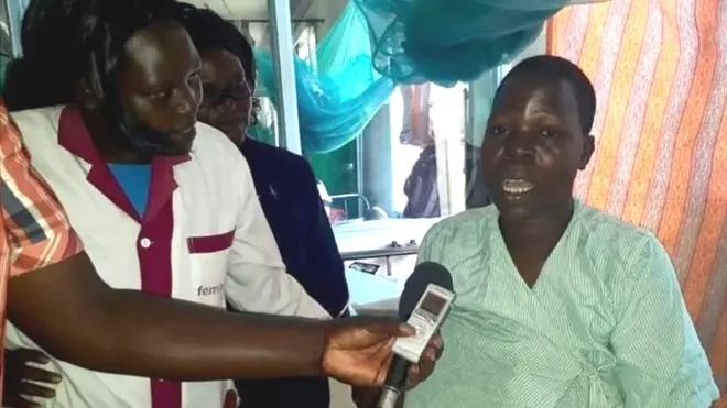 Evelyn Namukhula (iburyo)