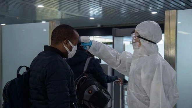 인천공항에서 검역 받는 외국인