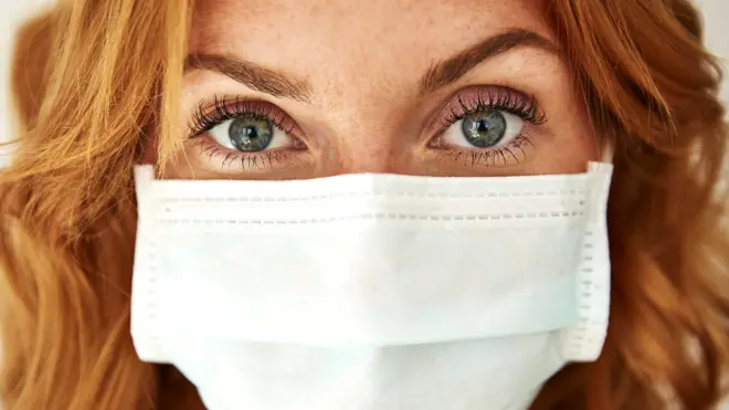 Девушка в маске