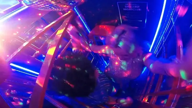 В старой телефонной будке городской совета города Кингсбридж устроил ночной клуб.