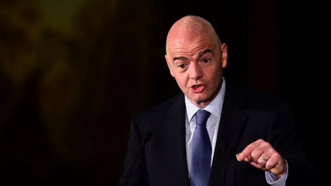 Le président de la Fifa Gianni Infantino a rappelé que les arbitres pourraient "interrompre voire mettre fin" à un match en cas d'actes raciste.