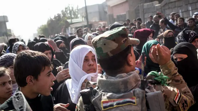 مدنيون يحاولون الخروج من أحياء الموصل الشرقية