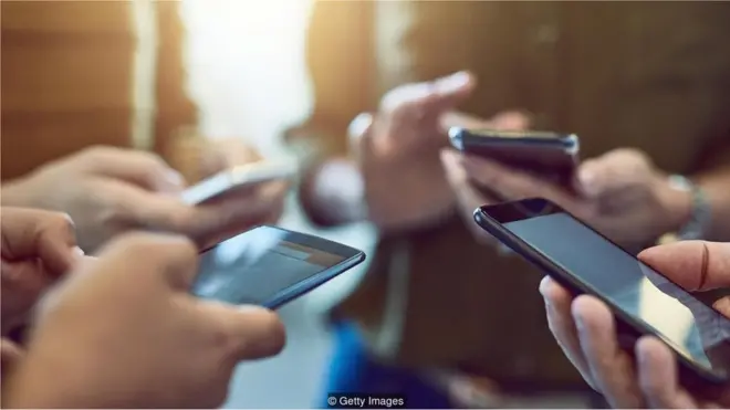 带有道德和情绪词汇的信息更容易在社交媒体上传播。