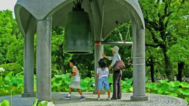 Visitantes são benvindos para tocar o Sino da Paz. Foto: Angeles Marin Cabello