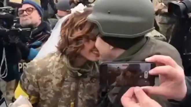 عقد زوجان أوكرانيان قرانهما في حفل زفاف على الطراز العسكري عند نقطة تفتيش بالقرب من كييف.