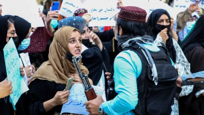 काबुल में मंगलवार को हुए प्रदर्शन के एक दिन पहले यानी सोमवार को नेशनल रसिस्टेंस फ्रंट के नेता अहमद मसूद ने आम नागरिकों से तालिबान के ख़िलाफ़ उठ खड़े होने की अपील की थी.