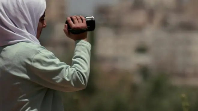 الخليل: يحاربون الاحتلال بكاميراتهم