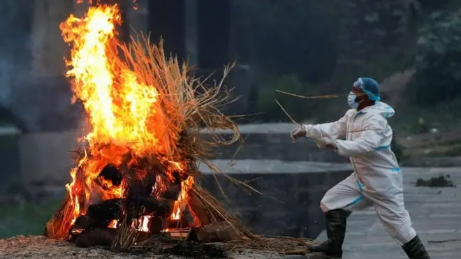 वाग्मती नदीको किनारमा चिता बनाएर अन्तिम संस्कार गरिँदै