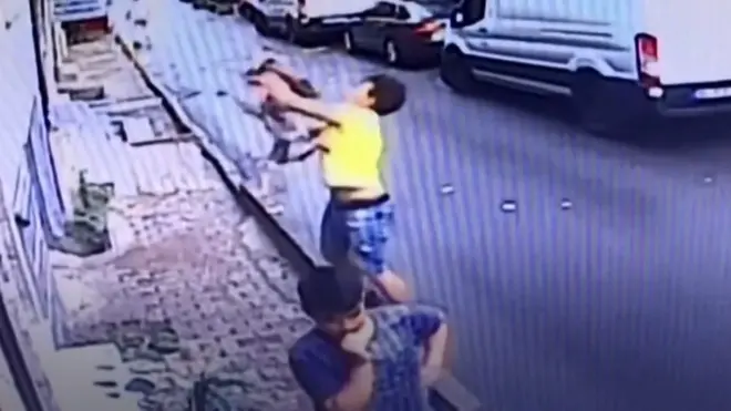 برس کے فیضی زباط نے عمارت سے گرتی دو سالہ بچی کو پکڑ کر اس کی جان بچا لی جس کے بعد اسے ’ہیرو‘ کہا جانے لگا۔