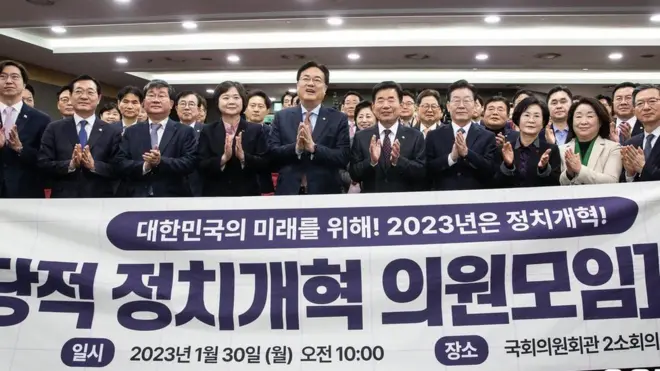 김진표 국회의장과 정진석 국민의힘 비상대책위원장, 이재명 더불어민주당 대표, 이정미 정의당 대표를 비롯한 여야 의원들이 30일 서울 여의도 국회 의원회관에서 열린 초당적 정치개혁 의원모임 출범식에서 기념 촬영을 하고 있다