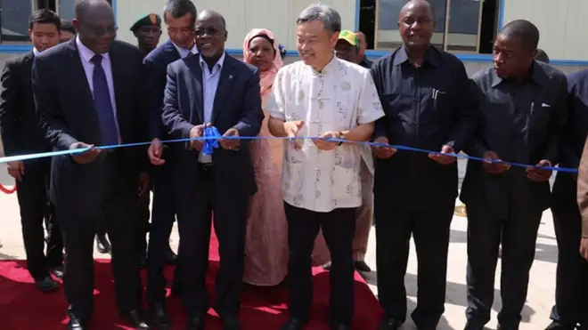 Rais wa Jamhuri ya Muungano wa Tanzania Dkt. John Pombe Magufuli akiwa pamoja na Balozi wa China hapa nchini Dkt. Lu You qing akikata utepe kuashiria uzinduzi rasmi wa Kiwanda hicho cha vigae kilichopo Mkiwa Mkuranga mkoani Pwani.