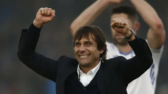 Antonio Conte tak bisa menyembunyikan kegembiraan setelah Chelsea mengalahkan Crystal Palace 1-0, kemenangan ke-11 berturut-turut Chelsea di Liga Primer.