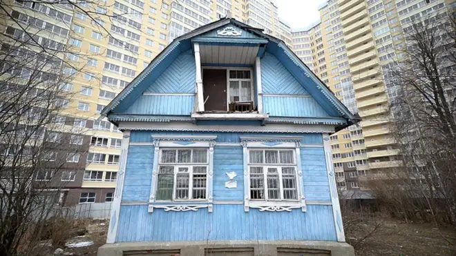 Домик и домище: история старой дачи, которую хочет задавить новостройка