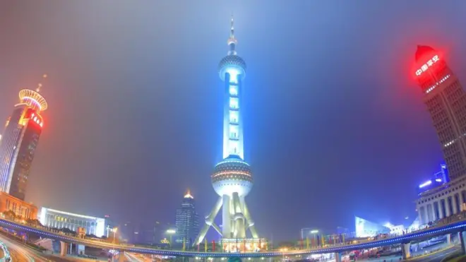 Gemerlap cahaya pada malam hari menambah kemegahan gedung pencakar langit.