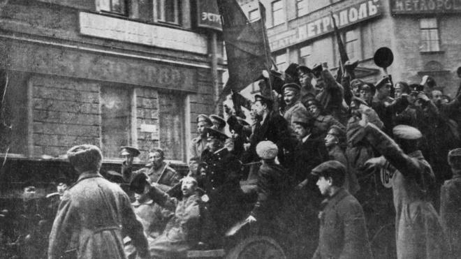 Революционеры на улицах Петрограда 1917 года