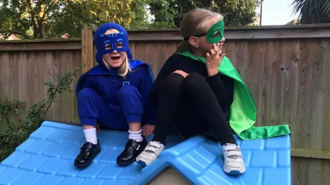 Дети на крыше игрового домика