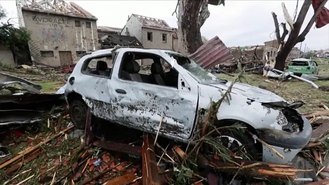 Чехія торнадо