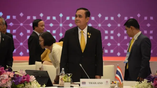 ไม่มีการถ่ายรูปหมู่ร่วมกัน และไม่มีการจับมือแบบอาเซียนเวย์