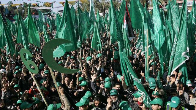 أنصار لحركة حماس يحملون أعلامها الخضراء في غزة