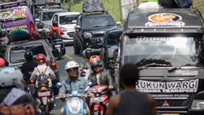 Kendaraan terjebak kemacetan di Tanjungsari, Kabupaten Sumedang, Jawa Barat, Minggu (2/6/2019). Kepolisian Resor Sumedang prediksi puncak arus mudik di Jalur Tengah atau Kabupaten Sumedang menuju Cirebon dan Jawa Tengah akan terjadi pada H-3 Idul Fitri