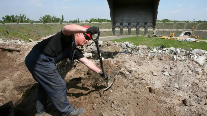 Рабочий на строительстве стадиона в Варшаве, фото для иллюстрации