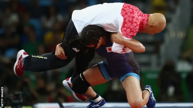 Risako Kawai celebró su triunfo levantando sobre sus hombros a Kazuhito Sakae, su entrenador.