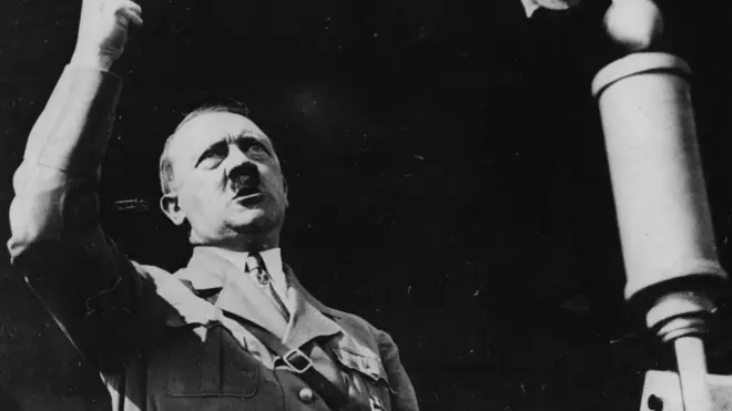Adolf Hitler prononçant un discours en 1936.
