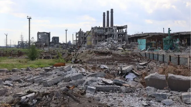 Частково зруйнований завод Азовсталь