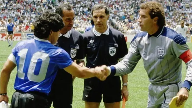Hakim garis asal Bulgaria Bogdan Dochev (dua, dari kanan) jelang laga Argentina-Inggris di perempat final Piala Dunia 1986 di Meksiko.
